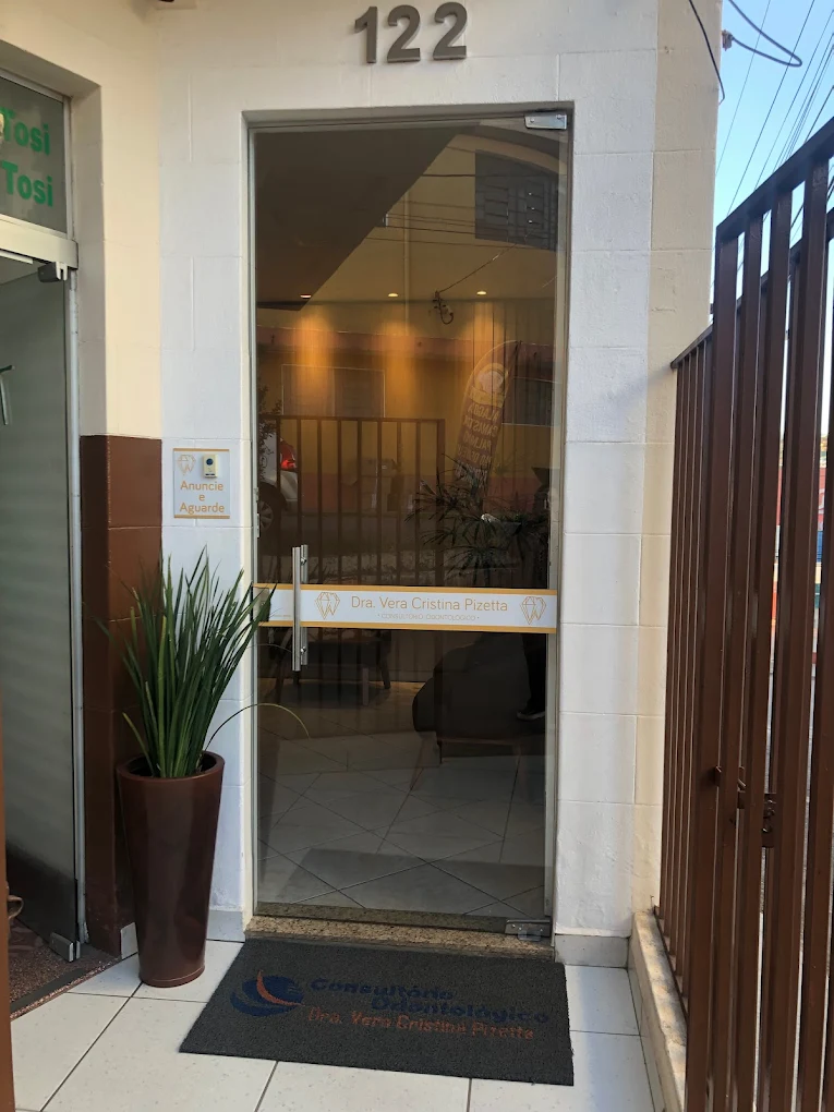 Entrada do consultório da Dra. Vera Cristina Pizetta, na Rua Deputado Ribeiro de Rezende, 122 — Varginha/MG