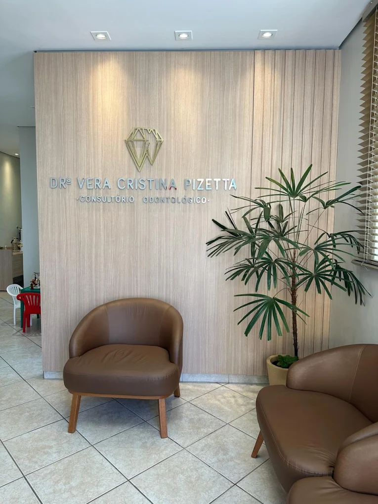 Sala de espera do consultório da Dra. Vera Cristina Pizetta, com poltronas e ambiente acolhedor
