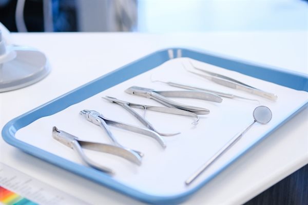 Extrações ortodônticas — instrumental clínico esterilizado